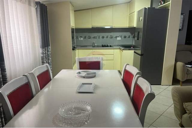 Tirane, jepet me qera apartament 2+1+A Kati 3, 80 m² 300 Euro (Prane Ministrise se Mbrojtjes,shkolla e Bashkuar)