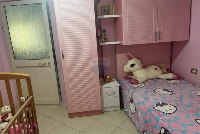 Tirane, jepet me qera apartament 2+1+A Kati 3, 80 m² 300 Euro (Prane Ministrise se Mbrojtjes,shkolla e Bashkuar)