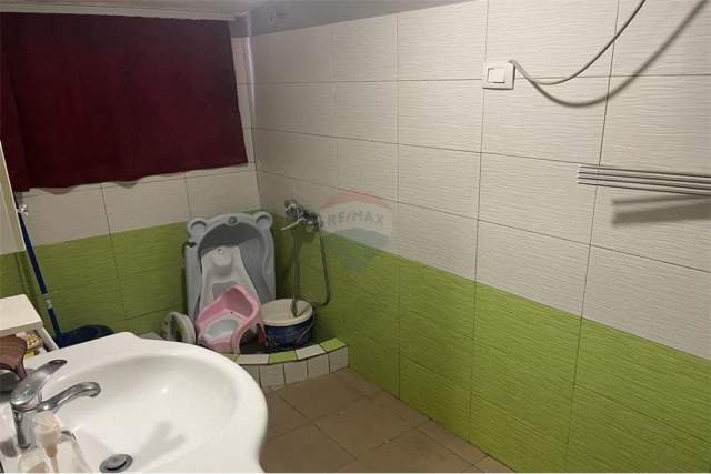 Tirane, jepet me qera apartament 2+1+A Kati 3, 80 m² 300 Euro (Prane Ministrise se Mbrojtjes,shkolla e Bashkuar)