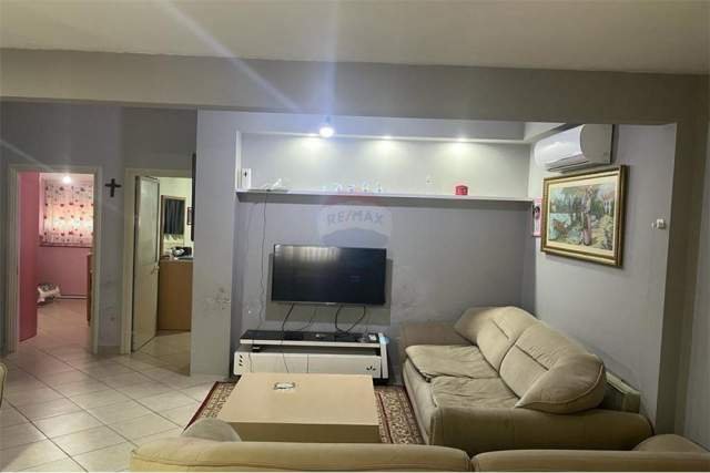 Tirane, jepet me qera apartament 2+1+A Kati 3, 80 m² 300 Euro (Prane Ministrise se Mbrojtjes,shkolla e Bashkuar)