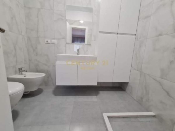 Tirane, jepet me qera apartament 2+1 Kati 5, 118 m² 550 Euro