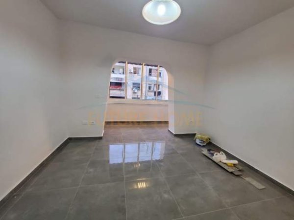 Tirane, jepet me qera apartament 1+1 Kati 3, 57 m² 400 Euro (Rruga e Kavajes)