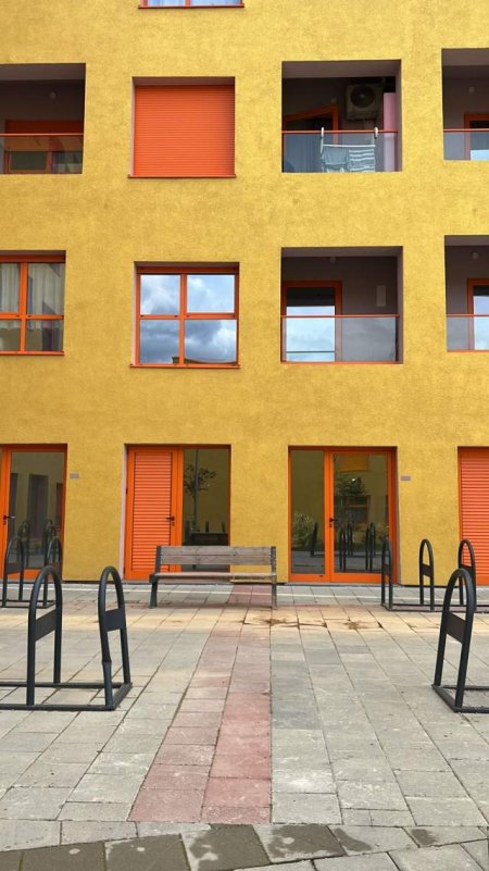Tirane, jepet me qera dyqan . Kati 0 me siperfaqe 50 m² 400 Euro (Kompleksi Mangalem 21)