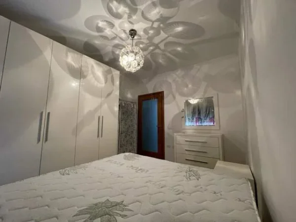 Tirane, Jepet me Qera apartament 2+1+BLK Kati 3, 95 m² 600 Euro (250m larg Qendres)