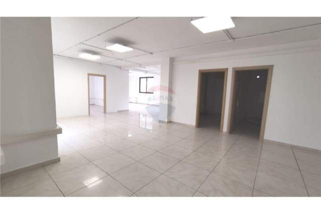 Tirane, jepet me qera zyre Kati 1, 294 m² 2.000 Euro