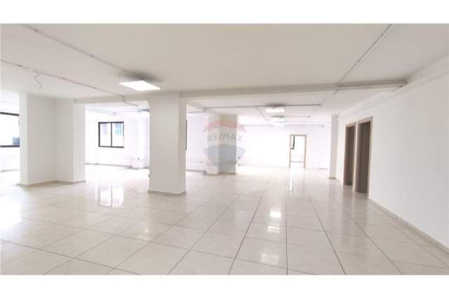 Tirane, jepet me qera zyre Kati 1, 294 m² 2.000 Euro