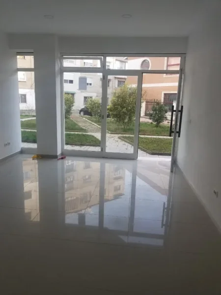 Tirane, jepet me qera ambjent biznesi Kati 0, 30 m² 400 € (VASIL SHANTO)