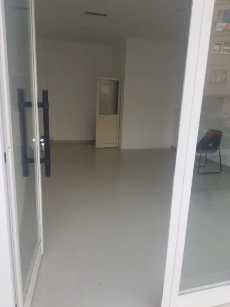 Tirane, jepet me qera ambjent biznesi Kati 0, 30 m² 400 € (VASIL SHANTO)