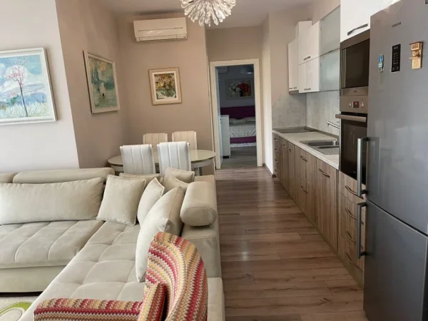 Tirane, jap me qera apartament 2+1+Ballkon Kati 4, 108 m² 800 € (Kompleksi Panorama)