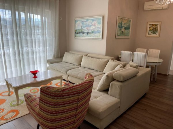 Tirane, jap me qera apartament 2+1+Ballkon Kati 4, 108 m² 800 € (Kompleksi Panorama)