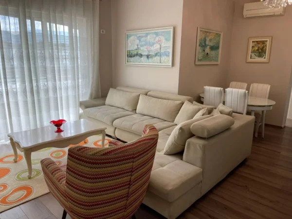 Tirane, jap me qera apartament 2+1+Ballkon Kati 4, 108 m² 800 € (Kompleksi Panorama)