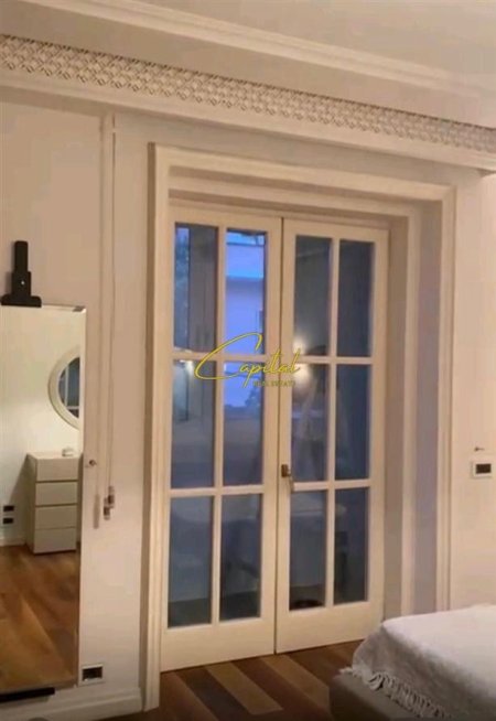 Tirane, jepet me qera apartament 1+1 Kati 1, 75 m² 800 € (PAZARI I RI)