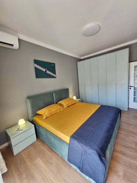 Tirane, jepet me qera apartament 1+1+Ballkon Kati 3, 65 m² 650 € (Pazari i ri)