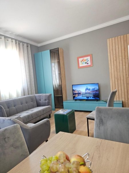 Tirane, jepet me qera apartament 1+1+Ballkon Kati 3, 65 m² 650 € (Pazari i ri)
