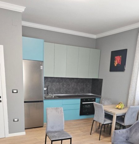 Tirane, jepet me qera apartament 1+1+Ballkon Kati 3, 65 m² 650 € (Pazari i ri)