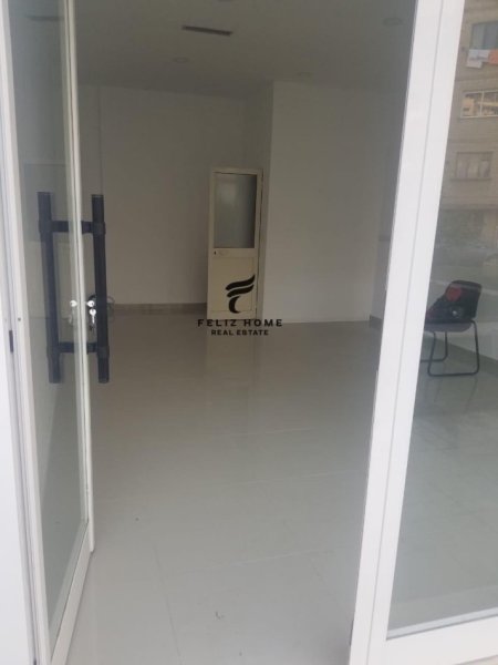 Tirane, jepet me qera dyqan Kati 0, 55 m² 400 € (ULEVARDI BAJRAM CURRI)