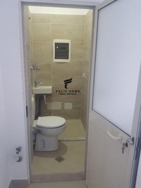 Tirane, jepet me qera dyqan Kati 0, 55 m² 400 € (ULEVARDI BAJRAM CURRI)