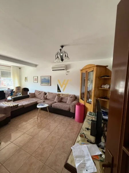Tirane, jepet me qera apartament 2+1+Ballkon Kati 6, 100 m² 700 € (RRUGA ”FORTUZI”)