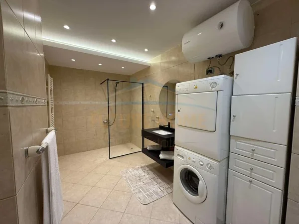 Tirane, shitet apartament 2+1+Ballkon Kati 3, 110 m² 325.000 € (Rruga e Kosovareve)