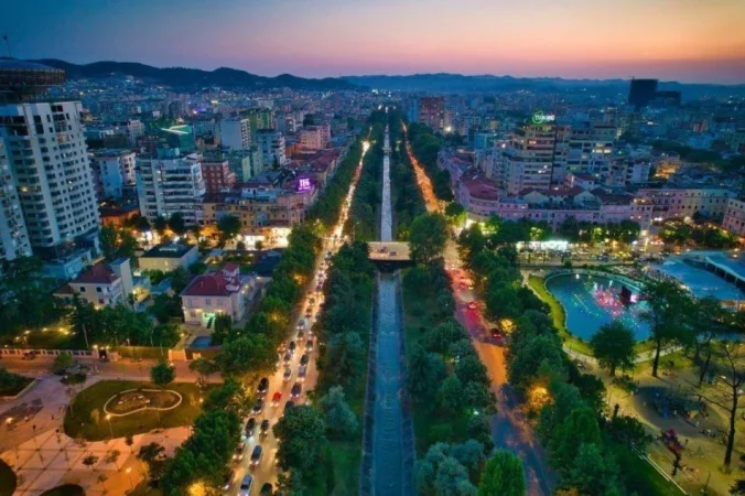 Tirane, jepet me qera apartament 2+1 Kati 1, 90 m² 650 € (Bulevardi Gjergj Fishta)