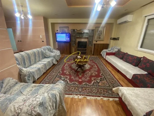 Tirane, jepet me qera apartament 3+1 Kati 12, 170 m² 800 € (BRRYLI)