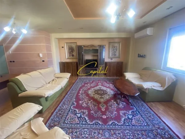 Tirane, jepet me qera apartament 3+1 Kati 12, 170 m² 800 € (BRRYLI)