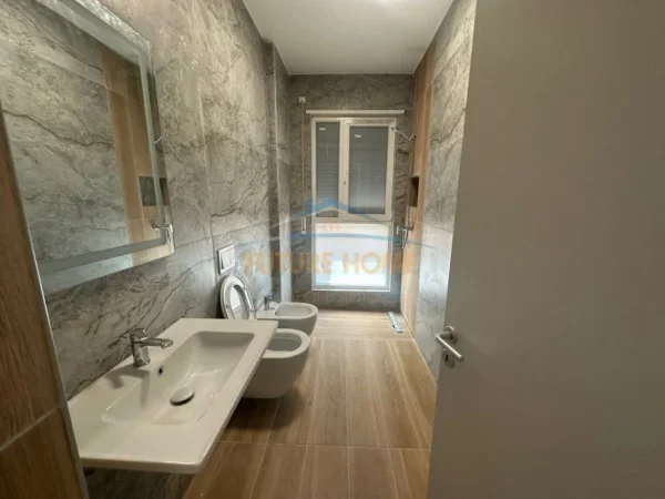 Tirane, jepet me qera apartament 2+1+Ballkon Kati 1, 113 m² 750 € (TRIO TOWER)