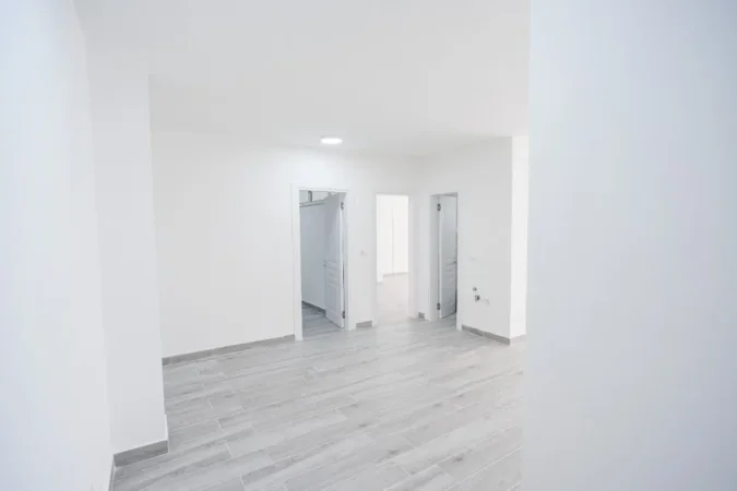 Tirane, jepet me qera zyre Kati 0, 110 m² 1.200 € (Pallatet Agimi, pas Kafe Roma)