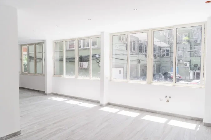 Tirane, jepet me qera zyre Kati 0, 110 m² 1.200 € (Pallatet Agimi, pas Kafe Roma)