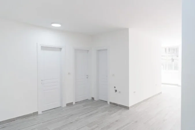 Tirane, jepet me qera zyre Kati 0, 110 m² 1.200 € (Pallatet Agimi, pas Kafe Roma)