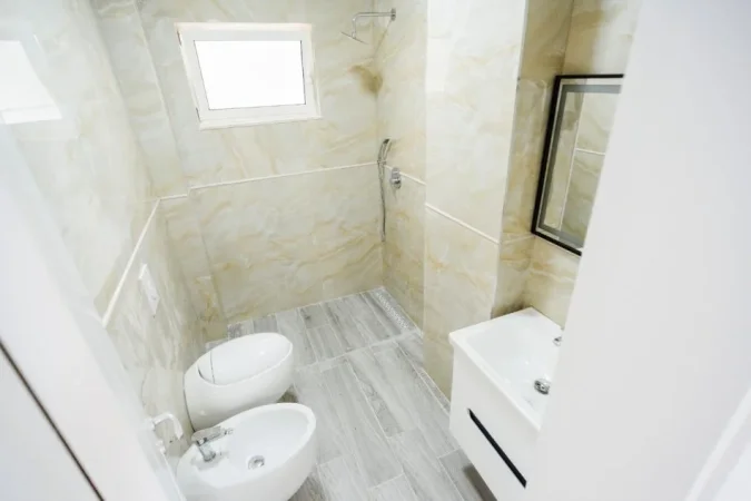 Tirane, jepet me qera zyre Kati 0, 110 m² 1.200 € (Pallatet Agimi, pas Kafe Roma)