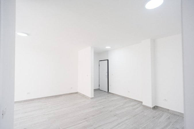 Tirane, jepet me qera zyre Kati 0, 110 m² 1.200 € (Pallatet Agimi, pas Kafe Roma)