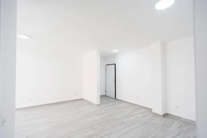 Tirane, jepet me qera zyre Kati 0, 110 m² 1.200 € (Pallatet Agimi, pas Kafe Roma)