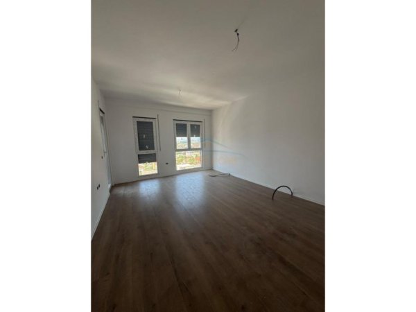Tirane, shitet apartament 1+1+Ballkon Kati 8, 64 m² 57.000 € (Kompleksi Priam, Kamëz.)