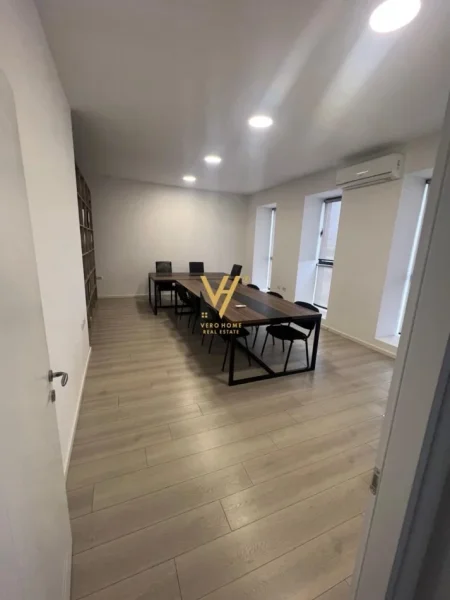 Tirane, jepet me qera magazine Kati 0, 600 m² 2.600 € (CITY PARK)