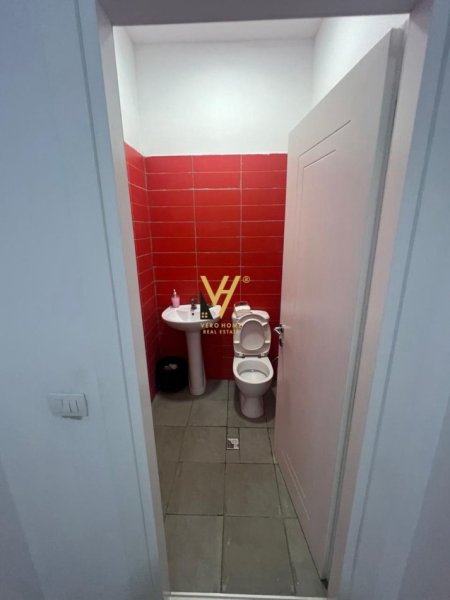 Tirane, jepet me qera magazine Kati 0, 600 m² 2.600 € (CITY PARK)