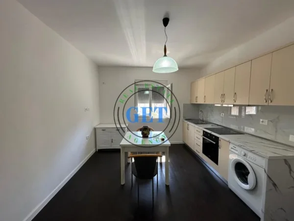 Durres, jepet me qera apartament 2+1 Kati 4, 400 € 
