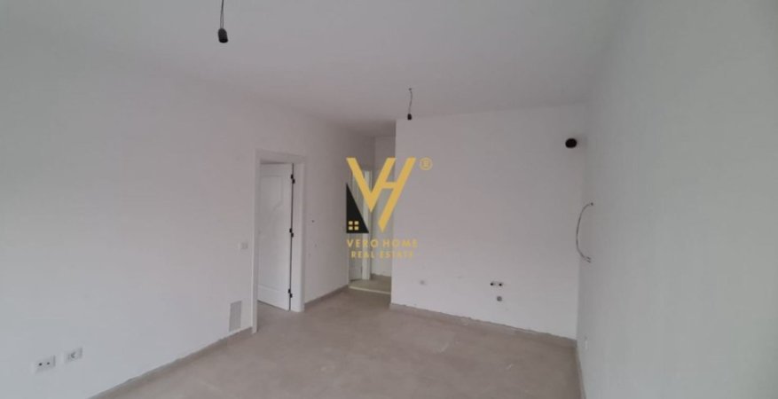Tirane, jepet me qera zyre Kati 1, 57 m² 400 € (PAZARI I RI)