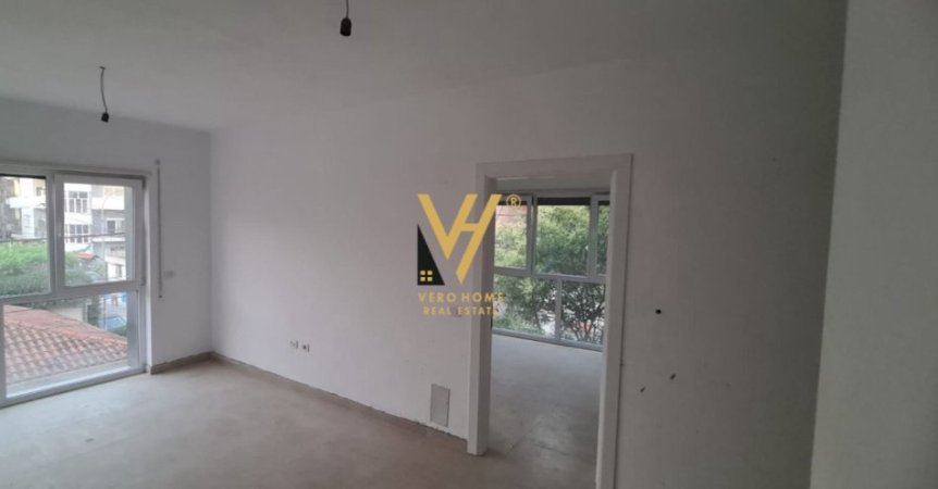 Tirane, jepet me qera zyre Kati 1, 57 m² 400 € (PAZARI I RI)