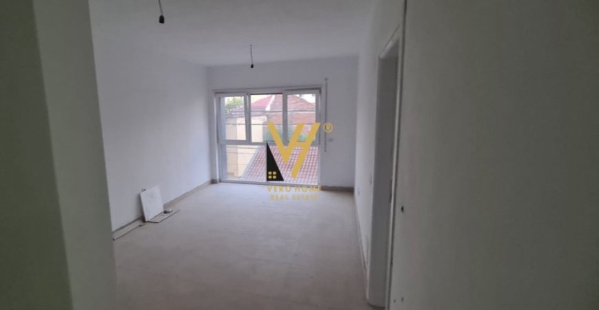 Tirane, jepet me qera zyre Kati 1, 57 m² 400 € (PAZARI I RI)