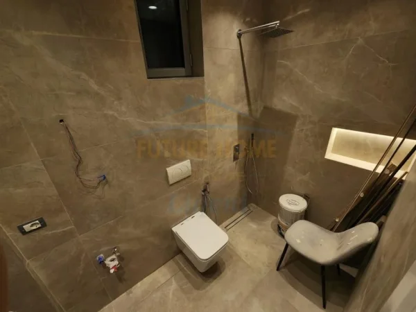 Tirane, jepet me qera apartament 2+1+Ballkon Kati 4, 100 m² 700 € (Liqeni i Thate)