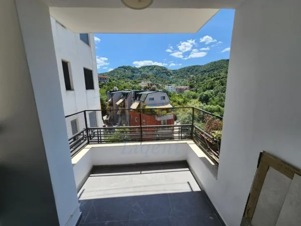 Tirane, jepet me qera apartament 2+1+Ballkon Kati 4, 100 m² 700 € (Liqeni i Thate)
