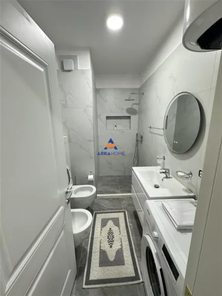 Tirane, jepet me qera apartament 2+1+Ballkon Kati 1, 98 m² 650 € (TE MINISTRIA E MBROJTJES)
