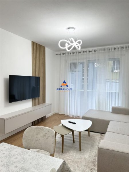 Tirane, jepet me qera apartament 2+1+Ballkon Kati 1, 98 m² 650 € (TE MINISTRIA E MBROJTJES)