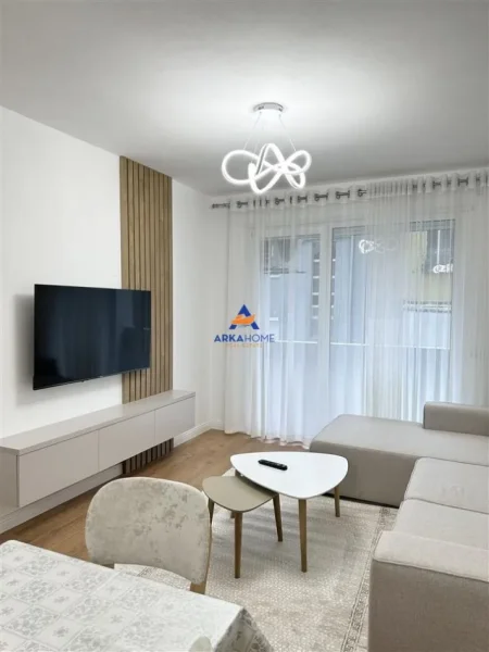 Tirane, jepet me qera apartament 2+1+Ballkon Kati 1, 98 m² 650 € (TE MINISTRIA E MBROJTJES)