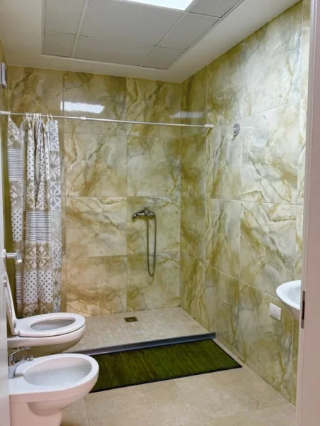 Tirane, jepet me qera apartament 2+1+Ballkon Kati 4, 98 m² 750 € (Don Bosko)