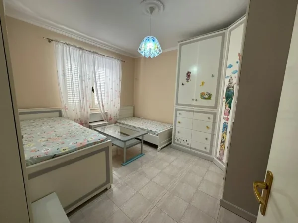 Tirane, jepet me qera apartament 2+1 Kati 3, 109 m² 650 € (Rr.e Durresit)