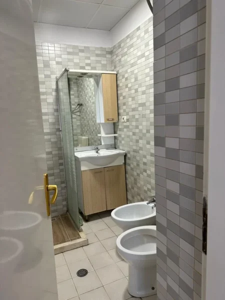 Tirane, jepet me qera apartament 2+1 Kati 3, 109 m² 650 € (Rr.e Durresit)