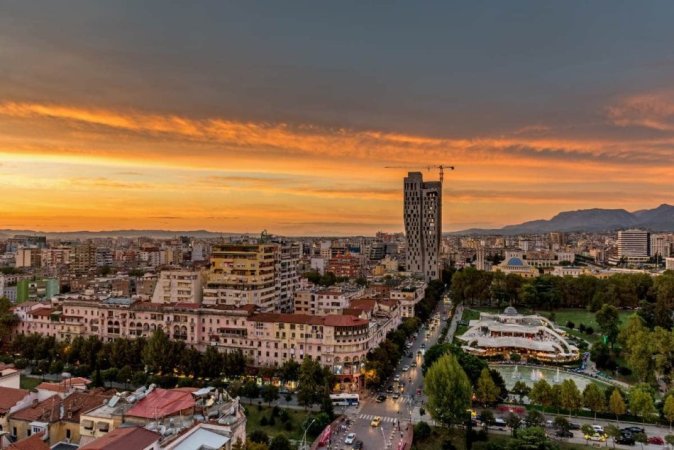Tirane, jepet me qera apartament 1+1 Kati 3, 75 m² 450 € (Ali Demi)