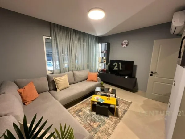 Tirane, jepet me qera apartament 2+1+Ballkon Kati 1, 90 m² 650 € 